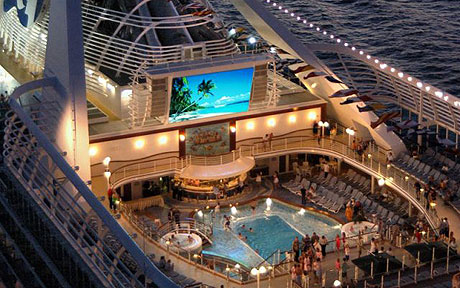 El Cine al aire libre en la zona de piscinas se llama Movies under the Stars (Cine bajo las estrellas) CRUCEROS PRINCESS CARIBBEAN PRINCESS CRUCEROS NORTE DE EUROPA PRINCESS MUNDOMAR CRUCEROS OFERTAS